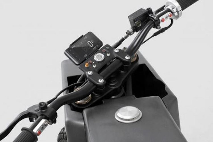 Đồng hồ của xe là một chiếc smartphone với tính năng đo tốc dựa vào GPS, trong khi các thông báo khác được cung cấp bởi những đèn báo khác nhau bắt trên gù ghi đông.