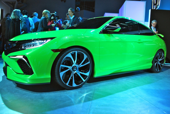 Trong khi đó, Honda gây bất ngờ với chiếc Civic Concept, "bản xem trước" của Civic thế hệ mới sẽ được hãng tung ra vào cuối năm.