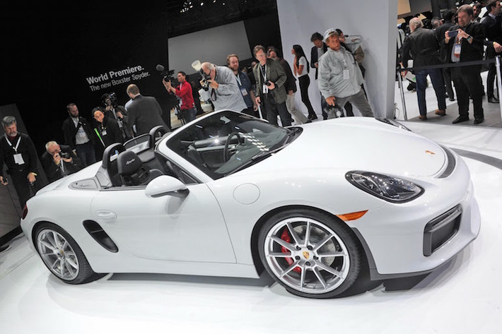 Về xe thể thao, Porsche có mẫu Boxster Spyder mới, chỉ dành cho những người yêu xe đích thực.