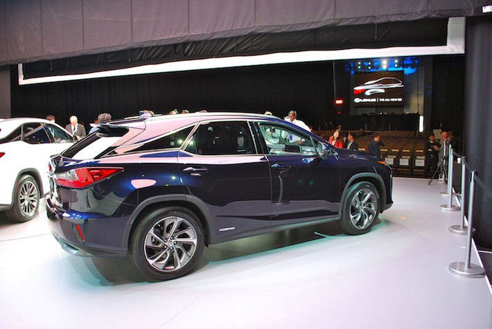 Một mẫu xe khác cũng nhận được phản ứng tích cực đó là Lexus RX thế hệ mới, với thiết kế đẹp mắt.