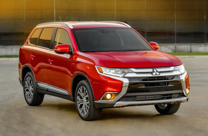 Mở đầu với những mẫu xe được nâng cấp, Mitsubishi tung ra phiên bản facelift của dòng Outlander tại New York Motoshow 2015, với ngoại thất được sửa đổi theo phong cách mới mẻ.
