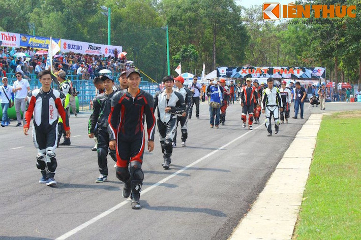 Các tay đua tham gia trên đường.