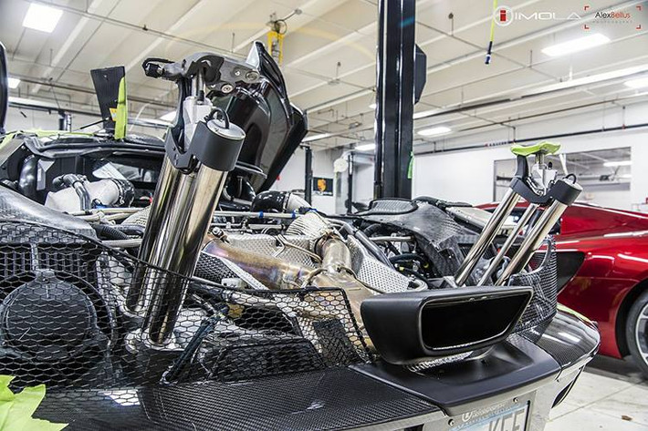 Kế đến là các đường thủy lực chạy loàng ngoằng dẫn vào động cơ tăng áp V8 3.7L của P1. Chiếc xe có thể bị va chạm từ phía sau, đèn của nó đã được tháo gỡ.