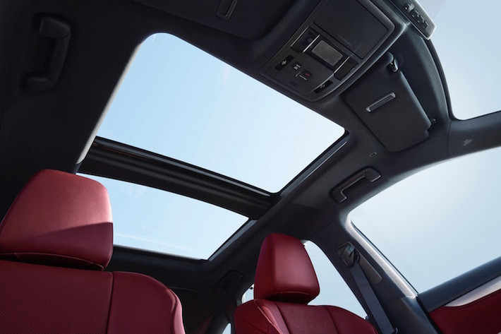 Theo Lexus, nhờ thân xe vững chắc hơn nên độ ồn và độ rung trong khoang lái được giảm đáng kể.