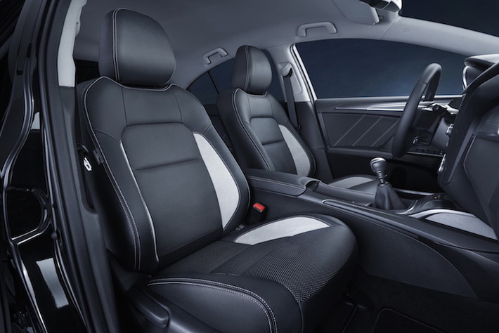 Cabin của xe được sửa đổi để trở nên thân thiện hơn với người dùng, với các ghế ngồi được lót đệm mới và bọc da cùng vải cao cấp hơn.