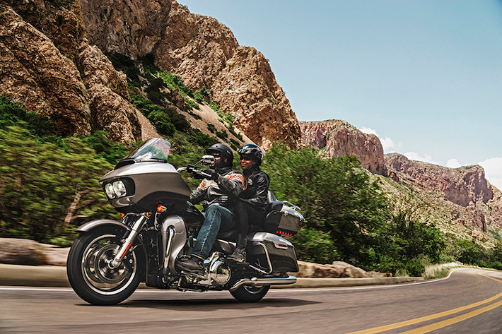 Cuối cùng, sau 2 năm vắng bóng, chiếc touring Road Glide Ultra đã quay trở lại với động cơ 1687 cc mạnh mẽ hơn, làm mát tốt hơn, hệ thống thông tin giải trí mới và kính chắn gió cao hơn.