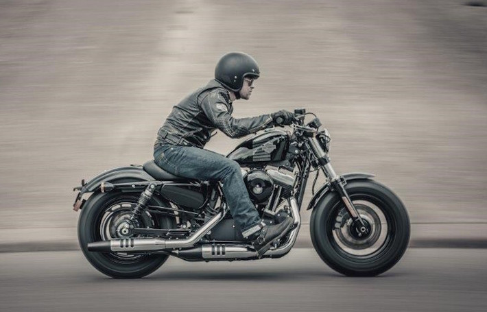 Đối với dòng Forty-Eight, Harley-Davidson đã nâng cấp hệ thống giảm xóc của xe, với khả năng điều chỉnh được và chống hiện tượng nảy bánh khi phanh gấp. Ngoài ra xe còn có mâm đúc, chắn ống xả mới và bình xăng trang trí độc đáo.