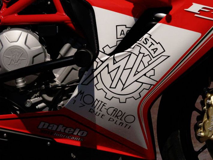 Ở hai bên thân xe, chiếc MV Agusta được trang bị thêm khung chống đổ.