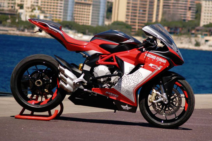 Thiết kế của chiếc xe được lấy cảm hứng trực tiếp từ dòng superbike F4 cao cấp nhất của MV Agusta.
