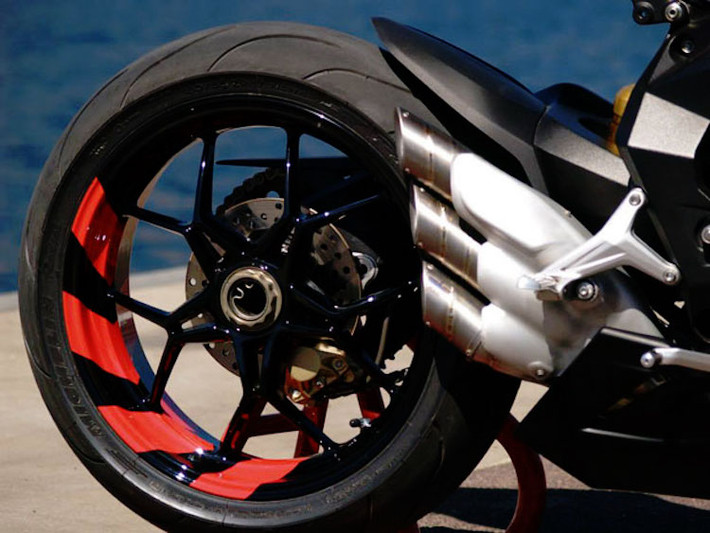 Dù là dòng xe sportbike giá rẻ nhất của MV Agusta, nhưng không giống như các đối thủ, hãng vẫn trang bị cho F3 675 gắp đơn cao cấp phía sau kèm mâm chữ Y 5 cánh với thiết kế ấn tượng.