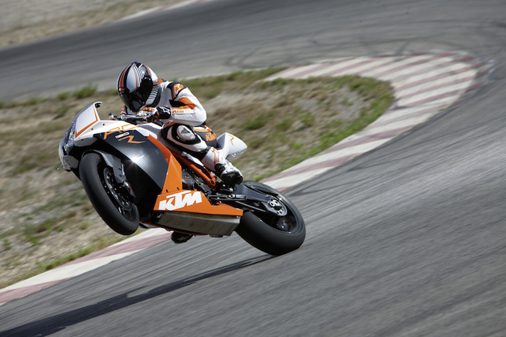 Tại Việt Nam, hiện chỉ có đúng 2 chiếc KTM RC8 1190 đang lăn bánh trên đường.