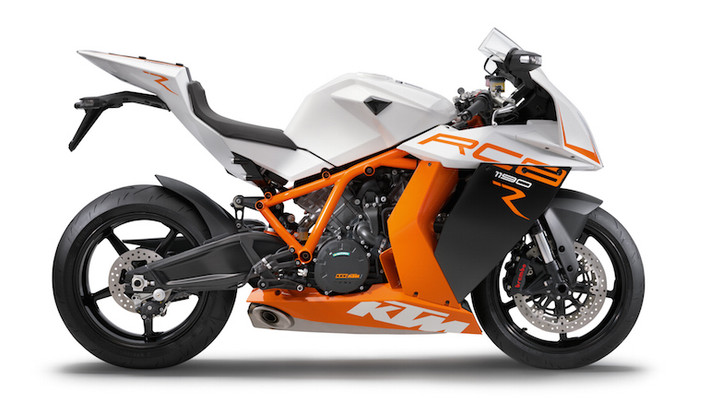 Tuy nhiên nếu so với các mẫu superbike của Ý và Nhật, dáng xe có phần kém hấp dẫn hơn.