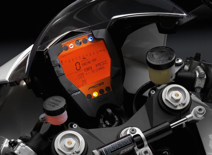 Xe mang thiết kế đặc trưng của KTM, ngay cả từ những chi tiết như đồng hồ hay dàn áo, bộ khung.