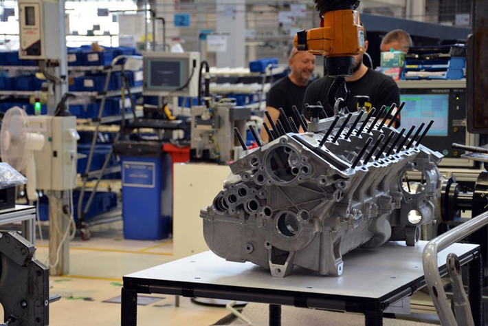 Thân máy của những "siêu bò" nhà Lamborghini đều do một đối tác thứ 3 sản xuất do hãng không có xưởng đúc.
