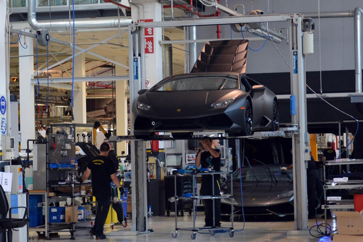 Sau khi lắp ráp xong, mỗi chiếc Lamborghini sẽ phải trải qua 3 vòng kiểm tra gắt gao, trong đó có 1 vòng sử dụng cả đèn laser và camera để "soi" từng khiếm khuyết trên xe. Vòng cuối cùng là vòng chạy thử khoảng 32-48 km tại các con đường xung quanh nhà máy.