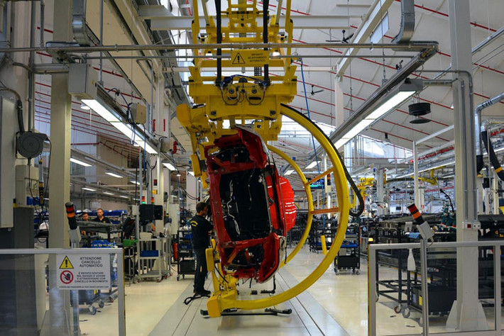 Chỉ có duy nhất 2 robot trong cả nhà máy Lamborghini, một để trợ giúp lắp ráp các panel vỏ lên thân xe và con còn lại để giúp xoay thân xe nhằm hoàn thiện các chi tiết dưới gầm/trên nóc.