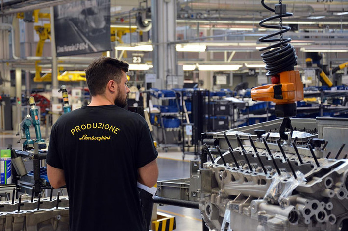 Lamborghini đào tạo toàn bộ công nhân ngay tại nhà máy đồng thời khuyến khích người lao động luân chuyển từ phân xưởng này sang phân xưởng khác sau khi đã thành thục một kỹ năng nhất định.