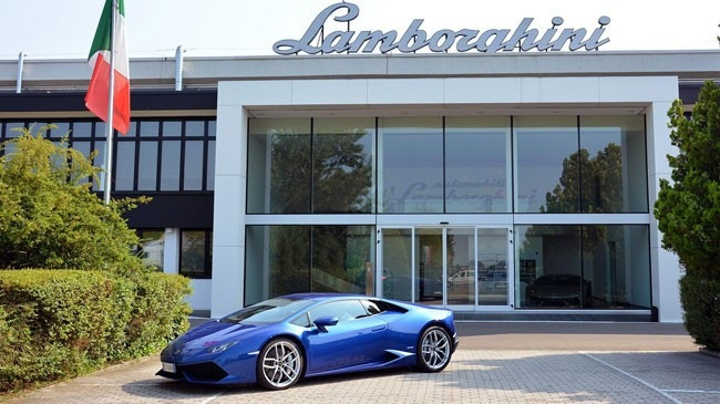 Nhà máy Lamborghini nằm tại thành phố Sant’Agata Bolognese, Ý và cách không xa nhà máy của "kỳ phùng địch thủ" Ferrari tại thành phố Maranello.