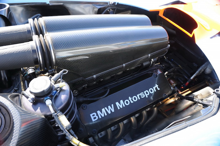 Dù sử dụng động cơ V12 6.0l nạp khí tự nhiên từ BMW như phiên bản gốc nhưng trên thực tế, công suất của xe đua F1 GTR yếu hơn.