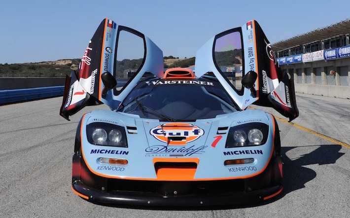 F1 GTR vẫn giữ lại thiết kế cửa lật mở đầy đẳng cấp của F1. Tuy nhiên các cửa kính bên được thay bằng nhựa Plexiglass để giảm trọng lượng.