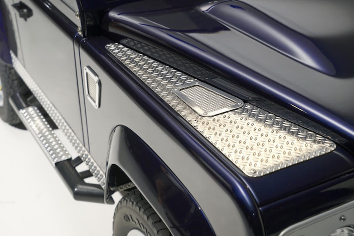 Thân xe thậm chí còn được ốp những tấm thép sáng bóng và sơn màu xanh Loire y hệt như chiếc Defender dành cho "người lớn".