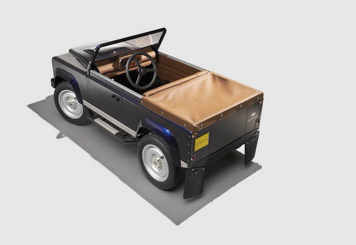 Là một chiếc "siêu xe sang" địa hình dành cho trẻ em, Defender Pedal Car hoạt động bằng cách... đạp chân.
