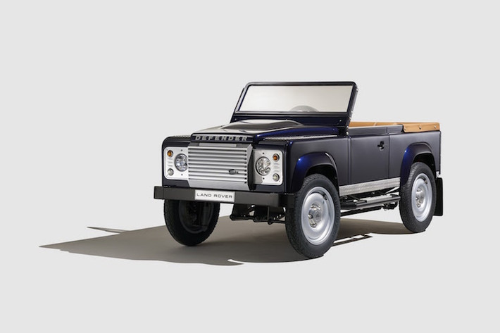 Theo đại diện của Land Rover, chiếc xe "sẽ là món quà tuyệt vời cho những nhà sưu tập và trẻ em". Land Rover dự định sẽ bán ra Defender Pedal Car vào năm 2016.