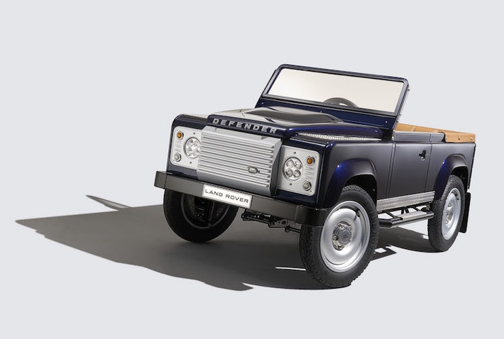 Dù là một chiếc xe "đồ chơi", nhưng kiểu dáng của Land Rover Defender Pedal Car Concept được mô phỏng y hệt như một chiếc Defender thật.