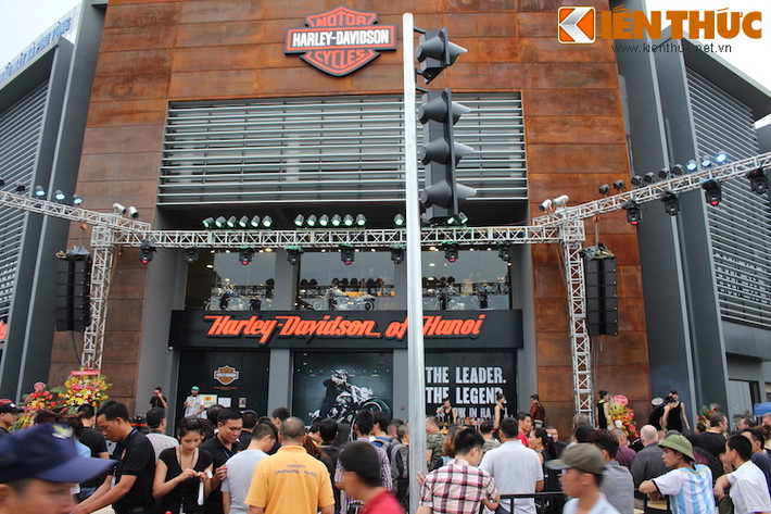 Ngay từ 17h chiều, khu vực trước showroom Harley-Davidson tại Hà Nội toạ ở 40 Ngô Gia Tự - Long Biên đã đông nghịt người.
