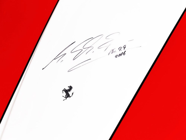 Chữ ký của Michael Schumacher trên chiếc FXX thứ 29. Chiếc xe này sắp được nhà đấu giá Auctionata đưa "lên sàn", với giá khởi điểm 1 triệu Euro (tương đương 25,2 tỷ đồng).