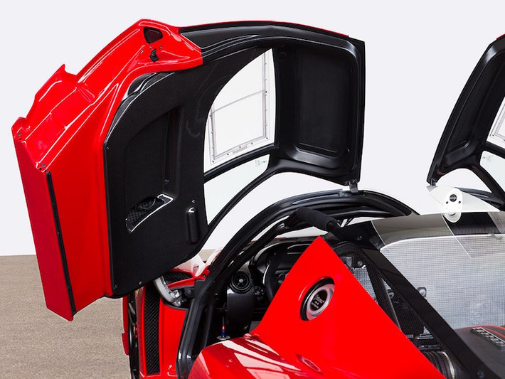 Toàn bộ vỏ xe được làm bằng sợi carbon, trong khi cửa kính làm bằng Plexiglass. Cửa kính của xe được thiết kế như xe đua, với một ô cửa trượt nhỏ để có thể mở ra trong trường hợp cần thiết.