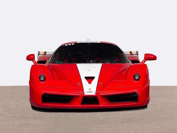 Trong số 30 chiếc siêu xe Ferrari FXX từng được sản xuất, chiếc xe mang trên mình chữ ký của Michael Schumacher là chiếc cuối cùng được bán cho khách hàng. Chiếc xe thứ 30 có màu đen nhám và được Ferrari dành tặng cho chính nhà vô địch F1.