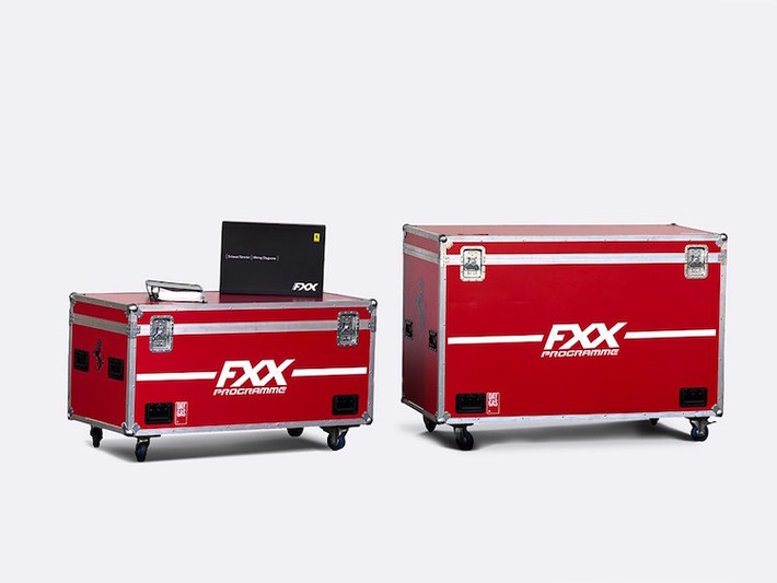 Đi kèm với FXX là một bộ phụ kiện đặc biệt dành riêng cho việc "chăm sóc" chiếc xe. Những chủ xe FXX cũng được tham gia vào các sự kiện đặc biệt do Ferrari tổ chức. Trước đây, Ferrari thậm chí còn chiếm luôn quyền bảo quản chiếc xe.