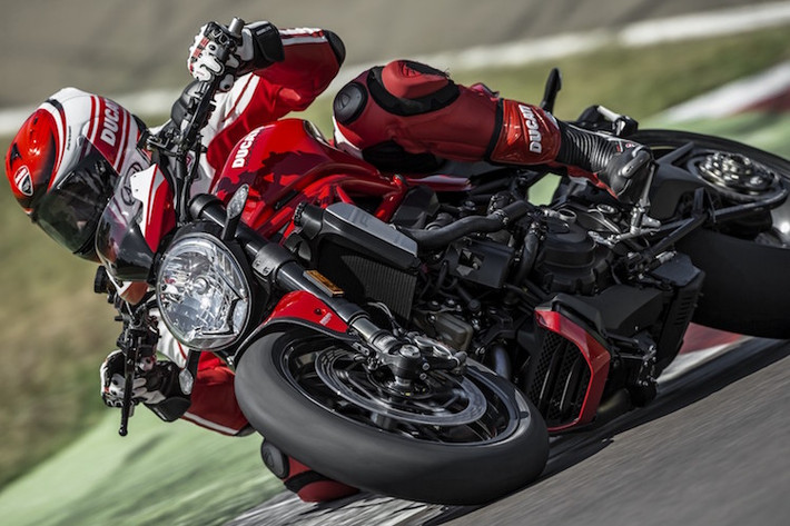 Ghế ngồi của Monster 1200R cũng được chỉnh sửa để thoải mái hơn khi di chuyển hàng ngày và "đi phượt".