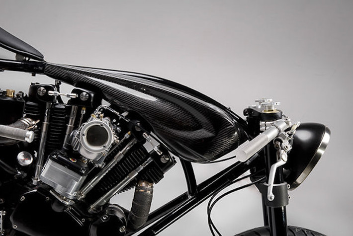 Động cơ nguyên bản của chiếc Sportster FLCH 1969 được dỡ ra cân chỉnh lại và "nuôi ăn" bởi chế hoà khí S&S Super E Carb.