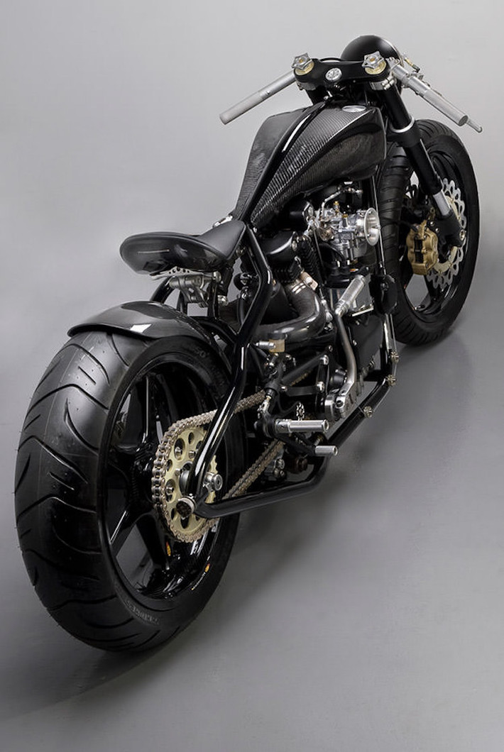 Phuộc trước lấy từ Ducati 916, trong khi bộ khung xe được Robb tự chế hoàn toàn.