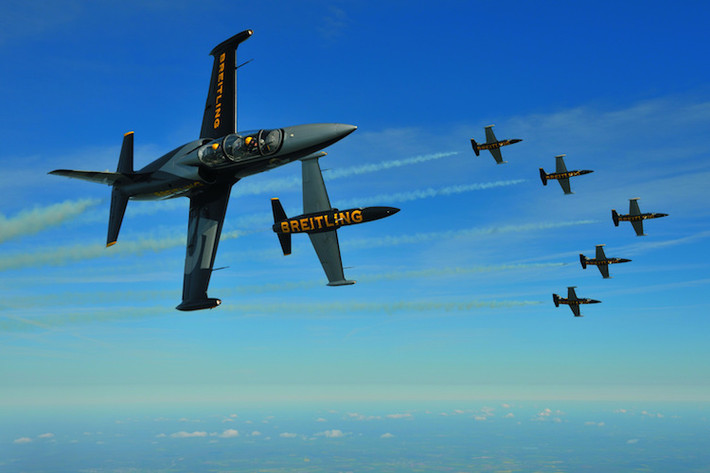 Có tên chính thức là Bentley Continental GT Speed Breitling Jet Team Series, loạt xe này được tạo ra lấy cảm hứng từ những chiếc máy bay L39 Albatros của đội Breitling Jets.