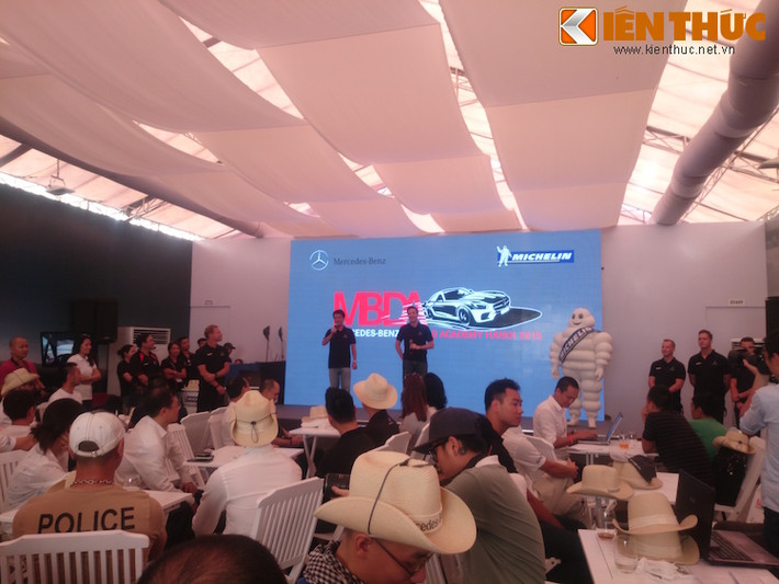 Năm nay, chương trình Mercedes-Benz Driving Academy đã được tổ chức tại Vincom Riverside Long Biên, Hà Nội.