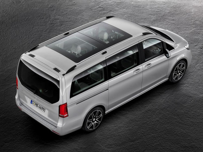 Đặc biệt, gói trang bị này sẽ bổ sung cho V-Class cửa sổ trời Panorama với kích thước lớn nhất phân khúc.