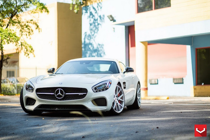 Với thiết kế 6 cánh kép mảnh dẻ, chiếc xe vẫn giữ lại được nét tinh tế của Mercedes...