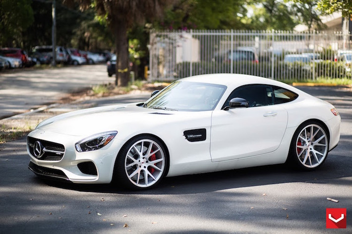 Trên chiếc AMG GT S này, bộ mâm gốc 10 chấu của AMG bị loại bỏ.