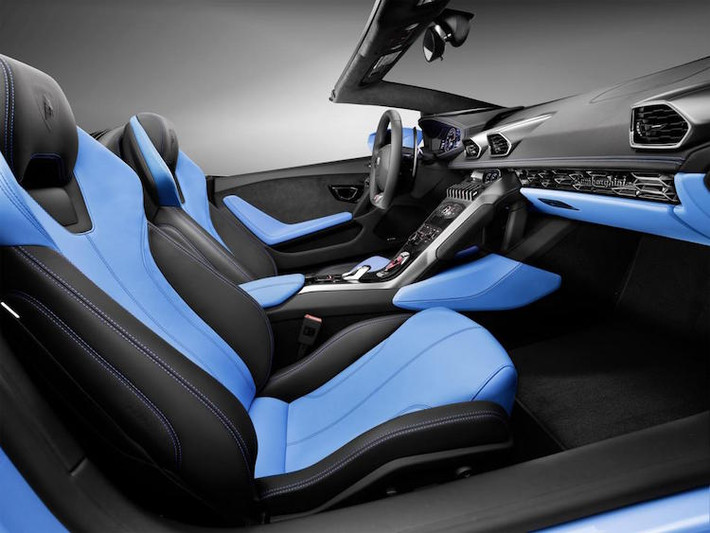 Cabin của xe có phong cách thiết kế quen thuộc của Lamborghini và rất giống máy bay chiến đấu nhờ các chi tiết hiện đại như bảng đồng hồ kỹ thuật số hiển thị trên một màn hình 12.3 inch.