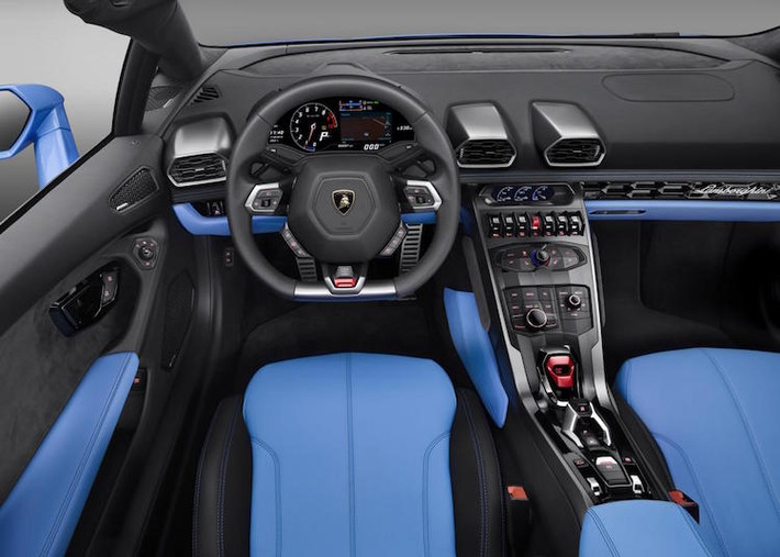 Tương tự như ngoại thất, nội thất của Huracan Spyder cũng giống tới 99% so với bản coupe.