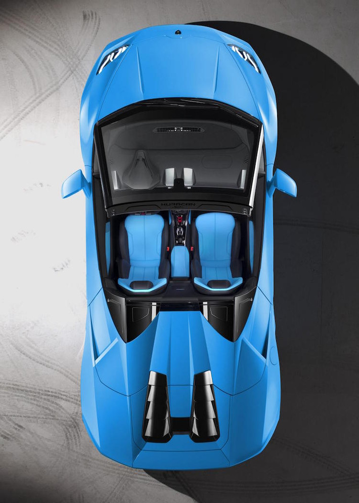 Do phải bố trí thêm bộ mui xếp nên nắp che động cơ của Huracan Spyder đã được thiết kế lại. Khi đóng mui, người dùng vẫn có thể nghe được tiếng máy dũng mãnh nhờ có vách ngăn bằng kính ở phía sau ghế ngồi có thể hạ xuống được.
