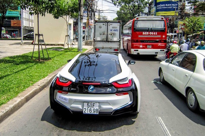 Để có thể "ra biển trắng" cho chiếc i8 này, tổng số tiền mà nữ chủ nhân của nó phải bỏ ra lên tới hơn 7 tỷ đồng.
