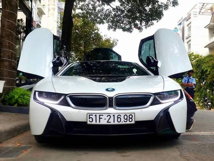 Phần đầu xe có thiết kế dữ dằn với cặp đèn pha sử dụng công nghệ chiếu sáng laser mới nhất, kết hợp với đèn LED ban ngày.