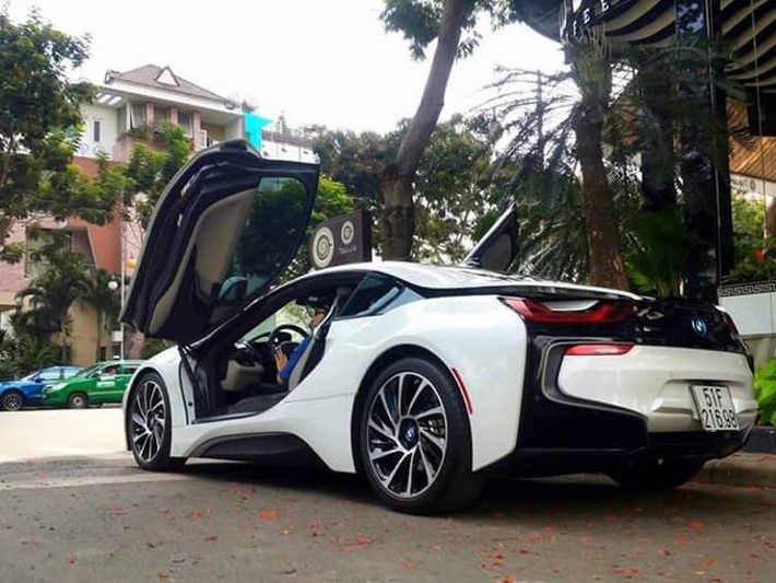 BMW i8 được trang bị động cơ 1.3l tăng áp 3 xi-lanh tăng áp 231 mã lực nằm giữa, cùng với mô-tơ điện 131 mã lực ở bánh trước.