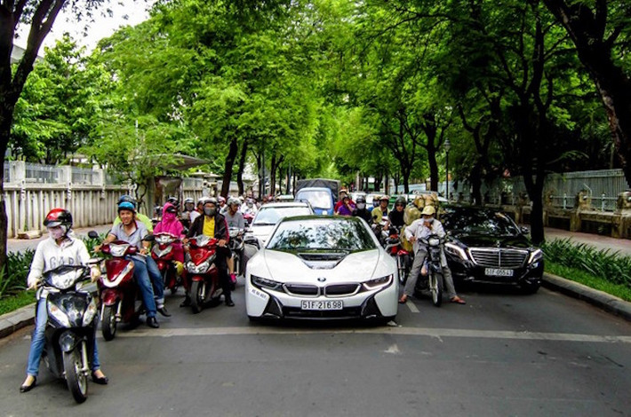 Với thiết kế độc đáo, chiếc xe thu hút được mọi ánh nhìn của người đi đường ở bất kỳ nơi nào nó lăn bánh tới.