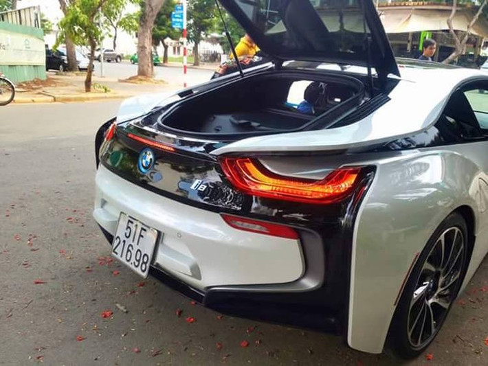 Phần đuôi của i8 có thiết kế cực kỳ phức tạp và đầy tính khí động học với đèn pha LED, với mép sau cửa xe chìa ra tạo thành 2 "cánh" khí động học độc đáo.