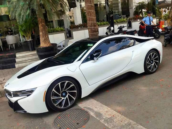 Được biết chiếc BMW i8 màu trắng "tinh khôi" này thuộc quyền sở hữu của nữ chủ quán cafe New Life tại TP.HCM.